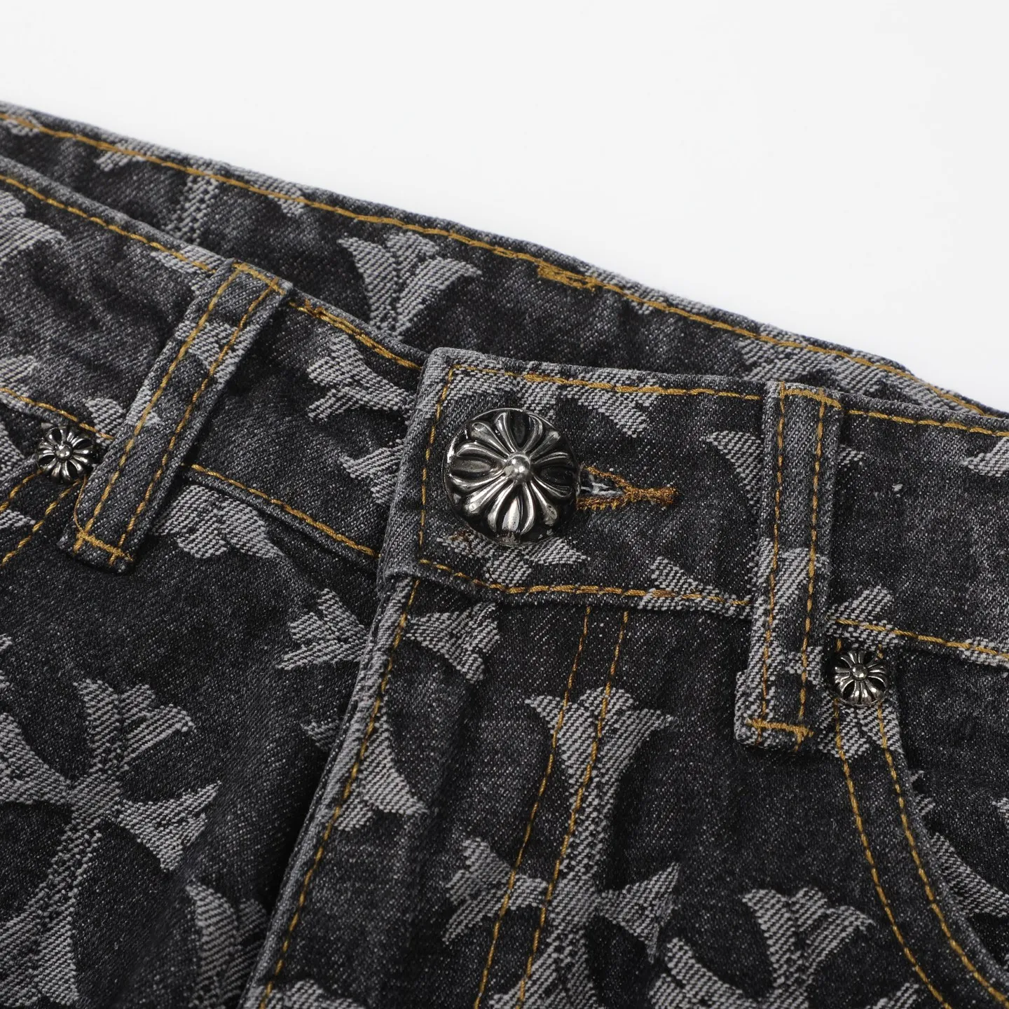 P220 [Black] Chrome Hearts｜Chrome Hearts CH all-over jacquard bootcut jeans - the same style as those of Internet celebrities. Cross-printed jeans, with unique cross design elements and all-over printing, full of design. It is made of 100% denim cotton fabric with heavy coarse yarn count, which ensures a stiff and tough silhouette while being soft, comfortable and breathable. The lapel is designed with silver buttons and is full of texture.  The classic dark yellow cross logo is all over the pants. They are generous and full of personality without being exaggerated. They are perfect for spring and summer!    Custom hardware! Same style for couples!  The three standards are complete, and the non-market version of the same style for men and women is free to compare and the quality is absolutely guaranteed. Size: 28/30/32/34/36 (s-xxl) Waist: 72/77/82/87/92 Knee: 55/56.5/58/59.5/61 Pants length: 103.5/110.5/107.5/109.5/111.5